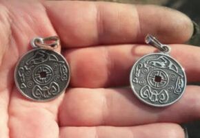 Study of two real amulets on the issue of counterfeiting